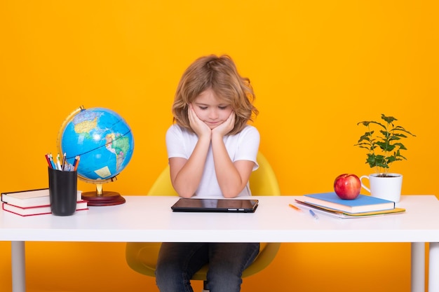 Regreso a la escuela Retrato de niño lindo escolar aislado sobre fondo amarillo de estudio Concepto de escuela y educación para niños Niño inteligente con útiles escolares