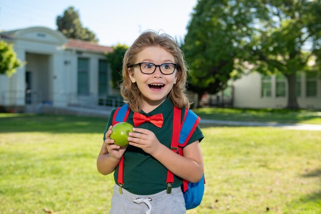 Regreso a la escuela sonriente alumno asombrado de la escuela primaria primer día de otoño