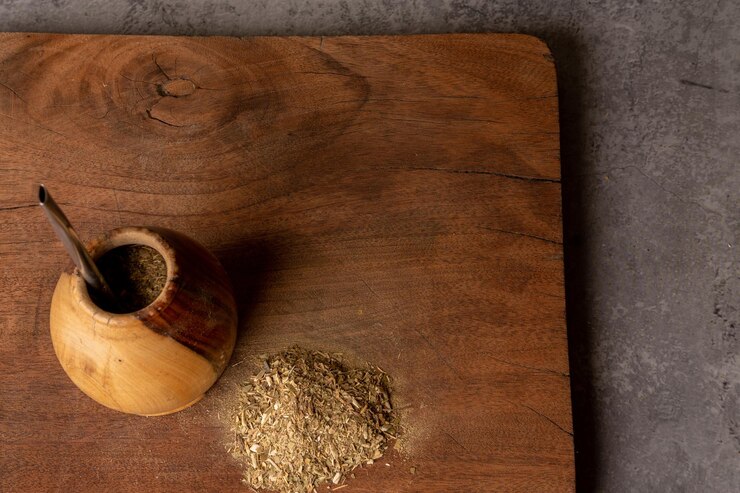 Regreso a lo Básico Disfrutando del tradicional té de Yerba Mate en una mesa rústica de madera