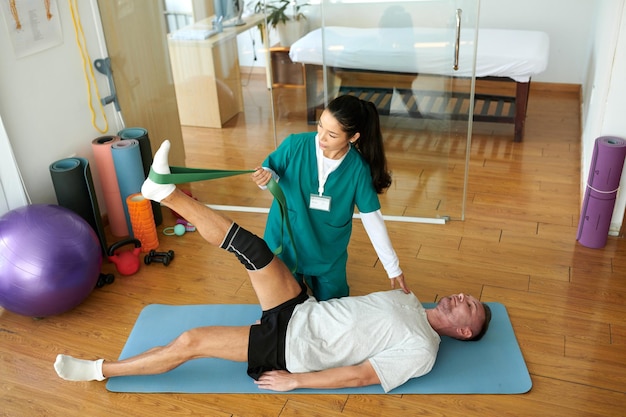 Rehabilitationsschwester, die dem Patienten hilft