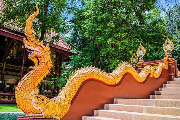 Rei das escadas dos nagas (serpente) e phra sivali em wat ratchakirihirunyaram, phitsanulok, tailândia. dragão cuspiu artes de serpentes.