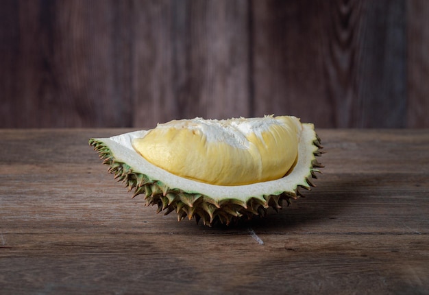 Rei das frutas Durian do Sudeste Asiático em fundo de madeira Durian maduro Durian saboroso que foi descascado