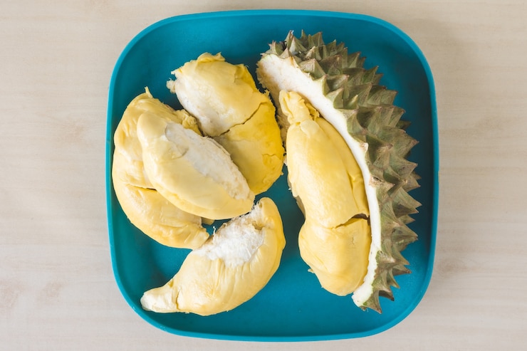 Foto rei das frutas, vista superior do durian na placa azul.