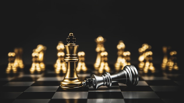 King chess fica em conceitos de tabuleiro de xadrez de desafio de  competição de equipe de negócios líder ou voluntário de trabalho em equipe  ou plano estratégico de vitória e liderança e