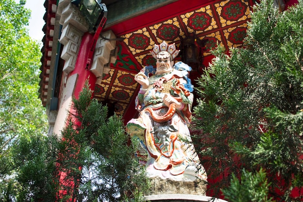 Rei do oeste e aquele que vê tudo em quatro reis celestiais são quatro deuses budistas para pessoas que rezam no templo wong tai sin em 9 de setembro de 2018 em hong kong china