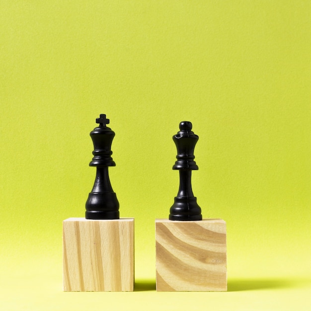 Rei e rainha peças de xadrez em cubos de madeira