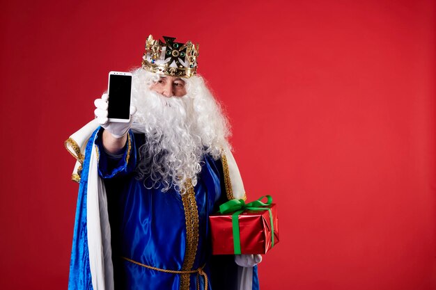 Rei mágico usando um telefone celular com fundo vermelho