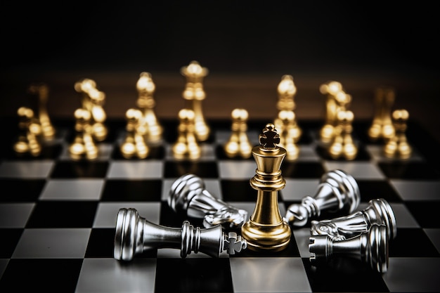 Closeup king chess stand em queda de conceitos de xadrez de desafio de  competição da equipe de negócios líder ou voluntário de trabalho em equipe  ou plano estratégico de vitória e liderança