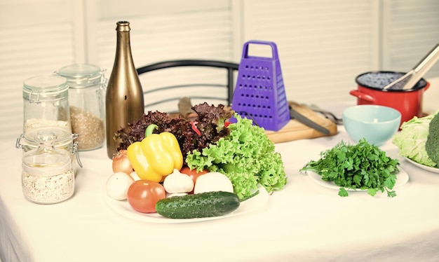 Reibe und Flasche in der Nähe von Gemüse Gemüse einfache Mahlzeit gesundes Gericht Grüner Salat Kohl Brokkoli frisches Gemüse und Kochutensilien Nahaufnahme Dies ist, was wir brauchen, um gesunde Mahlzeit zu kochen