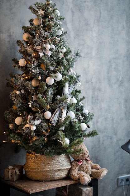 Reich geschmückter Weihnachtsbaum mit Luftballons und anderem Spielzeug 4278