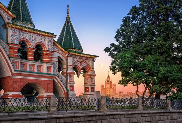 Reich verzierte Veranda der Basilius-Kathedrale in Moskau und das Haus am Kotelnicheskaya-Damm im sanften Licht eines Abends