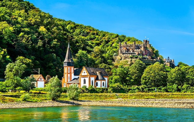 Reichenstein Castle y St Clemens Basilika en el Alto Valle del Rin Medio Alemania