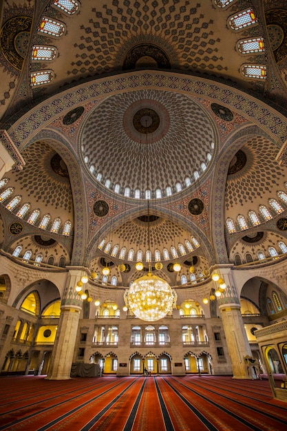 Foto reiches interieur der kocatepe-moschee, der größten masjid in ankara, türkei