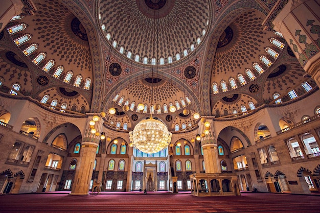 Reiches Interieur der Kocatepe-Moschee, der größten Masjid in Ankara, Türkei