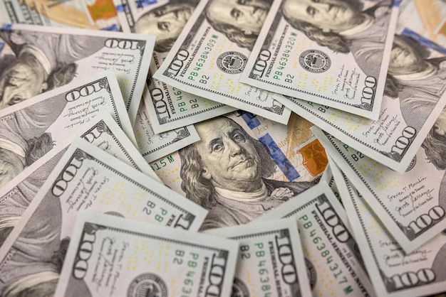 Reichhaltiger Hintergrund mit 100 US-Dollar-Banknoten