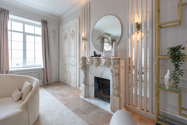 Reichhaltiges luxuriöses Interieur eines gemütlichen Zimmers mit modernen stilvollen Möbeln und Flügel, dekoriert mit barocken Säulen und Stuck an den Wänden