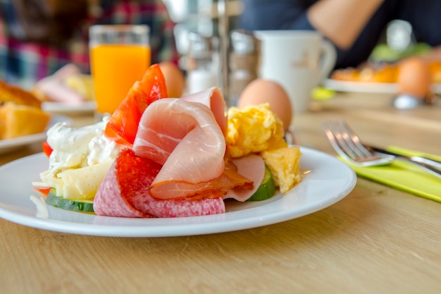 Reichhaltiges westliches leckeres Frühstück auf Teller