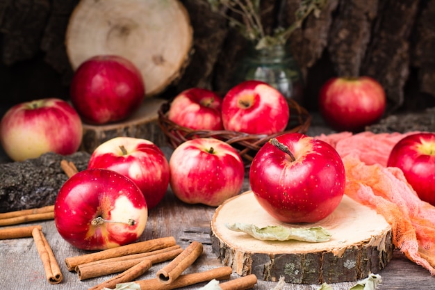 Reife Äpfel auf einem Holztisch