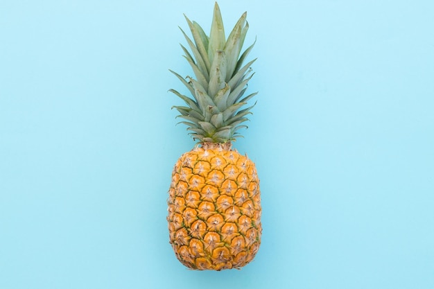 Reife Ananas auf blauem Grund