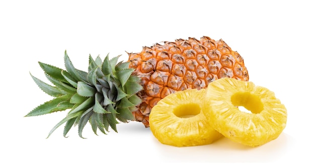 Reife Ananas auf dem weißen Hintergrund isoliert