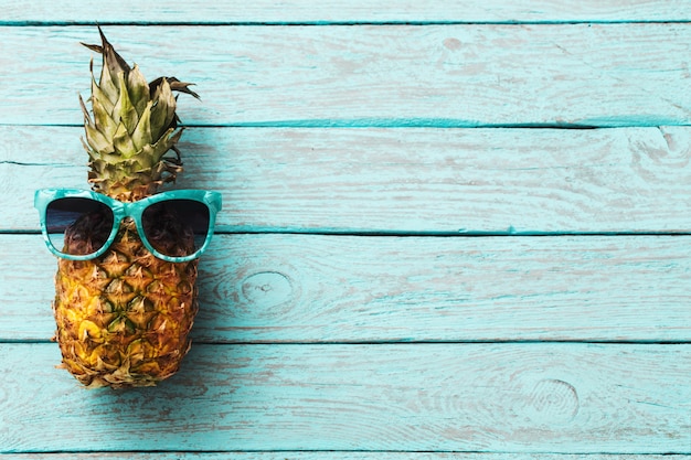 Reife Ananas auf einem alten Holztisch