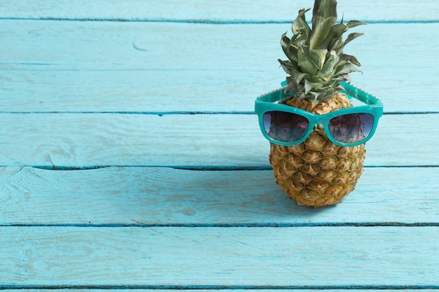 Reife Ananas auf einem alten Holztisch