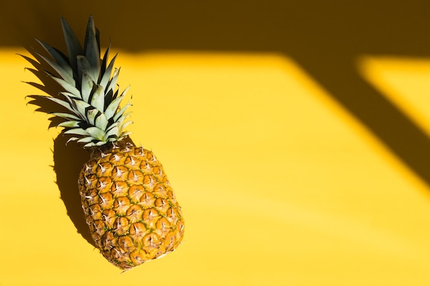 Reife Ananas auf gelbem Grund