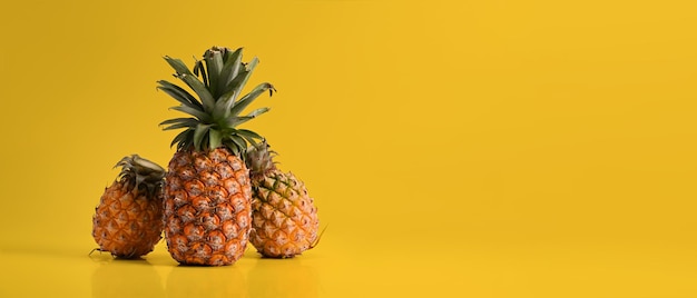 Reife Ananas auf gelbem Hintergrund mit Kopierbereich Tropisches Fruchtkonzept des Sommers