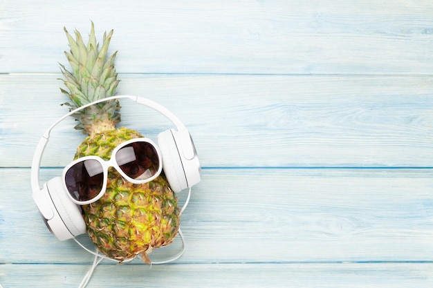 Reife Ananas mit Sonnenbrille und Kopfhörern