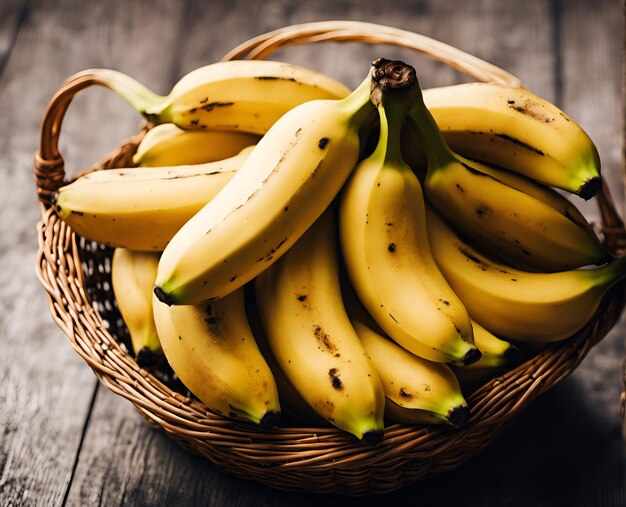 Reife, appetitanregende Banane in einem überfüllten Korb