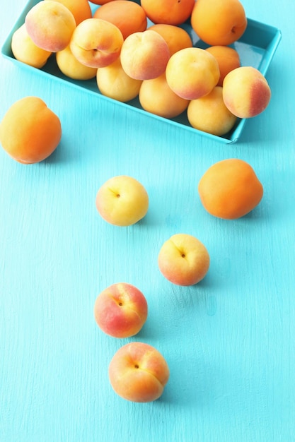 Foto reife aprikosen auf metalltablett auf dem tisch aus nächster nähe