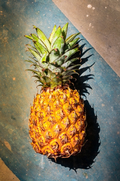 Reife aromatische Ananas auf Betonboden