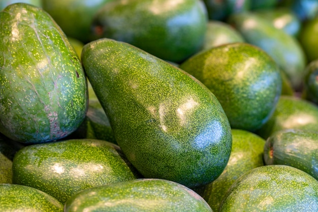 Reife Avocado auf der Markttheke Exotischer Fruchthaufen Avocado