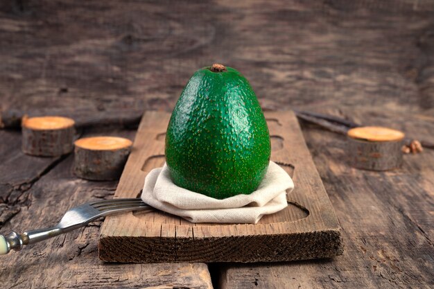 Foto reife avocado auf holz