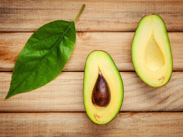 Reife Avocado der Nahaufnahme auf hölzernem Hintergrund.