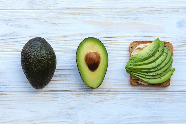 Reife Avocado haas, ganze Avocado, Avocadohälfte, Toast mit Avocado