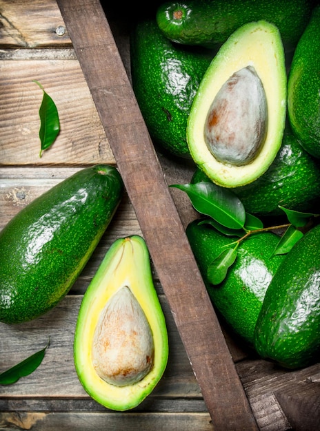 Reife Avocado in einer Holzkiste