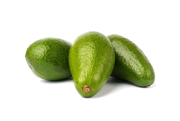 Reife Avocado lokalisiert auf Weiß. Exotische Früchte. Frische saftige Avacado.