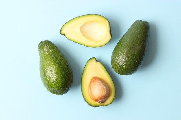 Reife Avocado Nahaufnahme auf einem farbigen Hintergrund