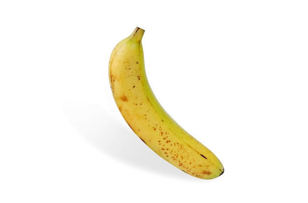 Reife Banane mit dunklen Flecken auf weißem Hintergrund