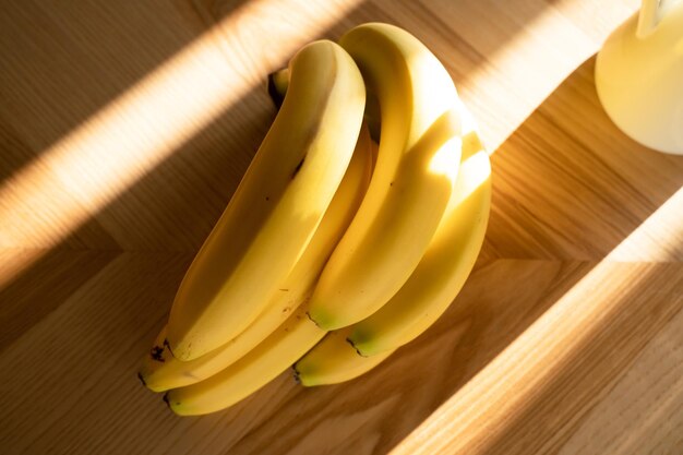 Foto reife bananen auf dem hölzernen hintergrund