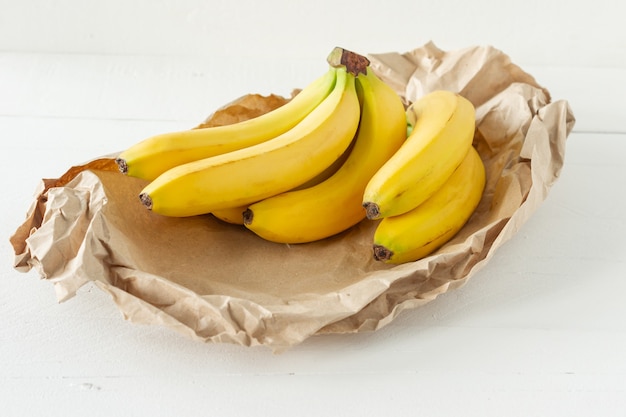 Reife Bananen in Papiertüte. Konzept für gesunde Ernährung.