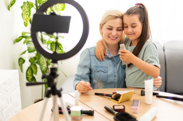 Reife Beauty-Bloggerin nimmt Make-up-Video für ältere Frauen auf.