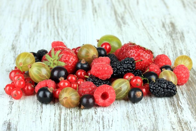 Foto reife beeren auf dem tisch in nahaufnahme