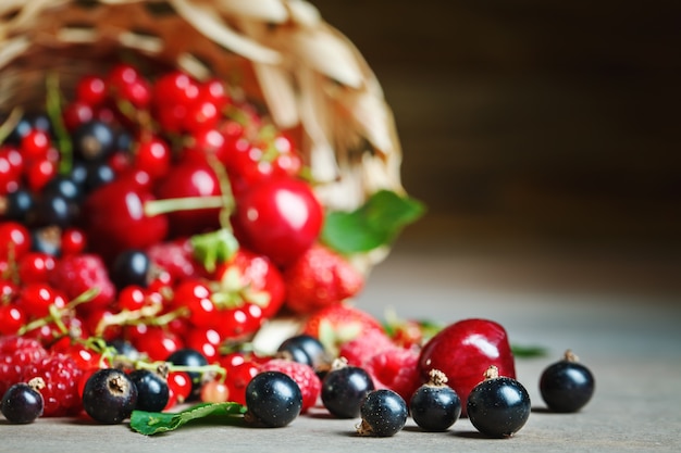 Reife Beeren in einem Korb auf einem Holztisch