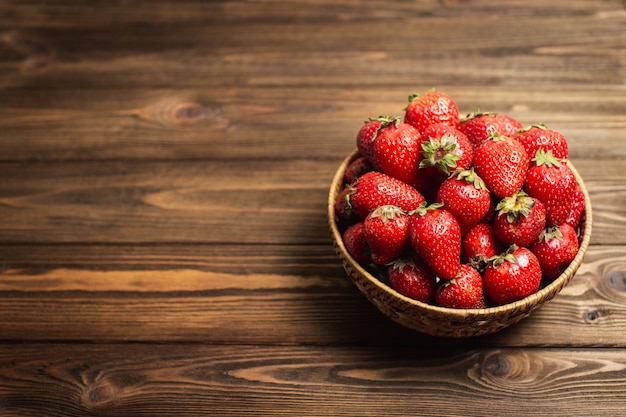 Reife Bio-Erdbeeren in einer Holzschale