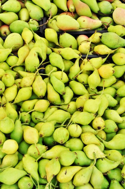 Reife Birnen. Gelbgrüne Birnen. Verkauf von Sommerfrüchten in Kisten.