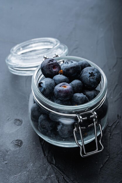 Reife Blaubeere im Glas, auf schwarzem Hintergrund.