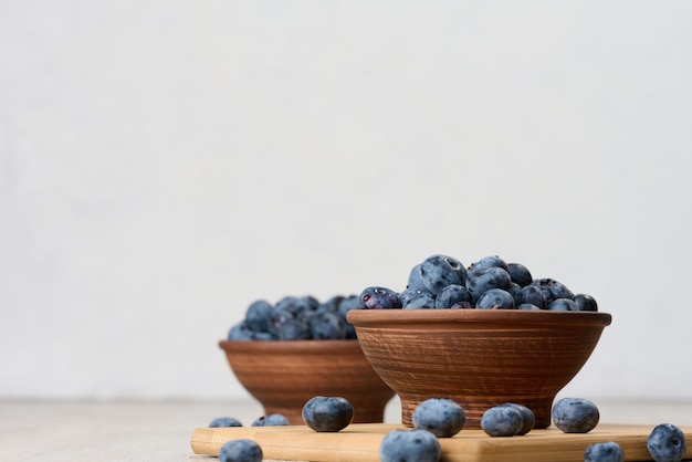 Reife Blaubeeren in einer Schüssel auf dem Tisch gesunde und leckere Beeren