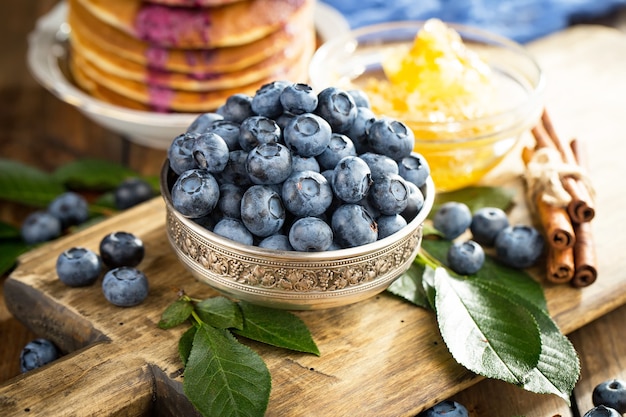 Reife Blaubeeren, in Komposition auf einer alten Oberfläche.